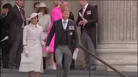 Pangeran Harry dan Meghan Markle di rangkaian acara Platinum Jubilee dari Ratu Elizabeth II. Keduanya beranjak dari St Paul's Cathedral. Dok: AFP/Youtube