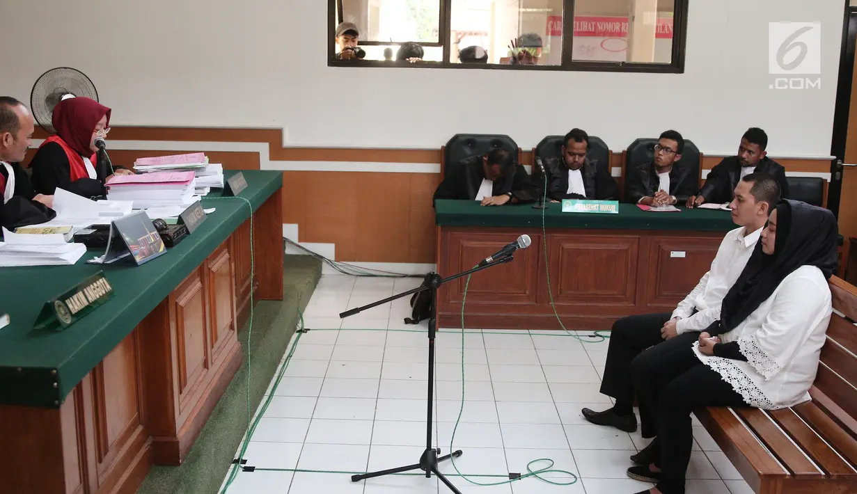Suasana sidang kasus dugaan penipuan biro perjalanan umrah First Travel dengan terdakwa Andika Surachman dan Anniesa Hasibuan di PN Depok, Jawa Barat, Rabu (30/5). (Liputan6.com/Herman Zakharia)