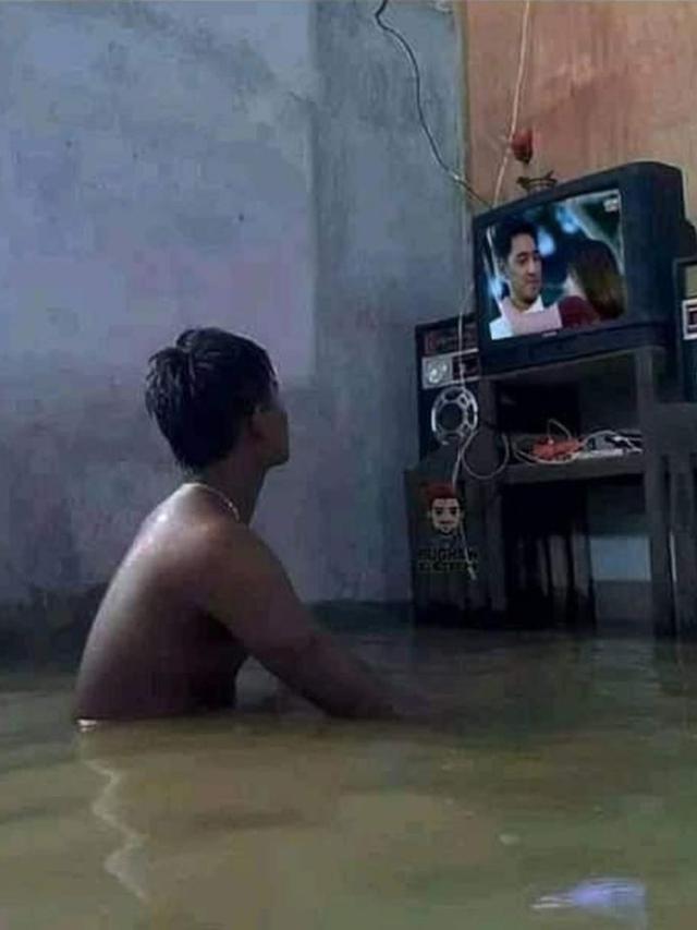 6 Momen Bapak-Bapak Saat Nonton TV Ini Enggak Habis Pikir, Kocak
