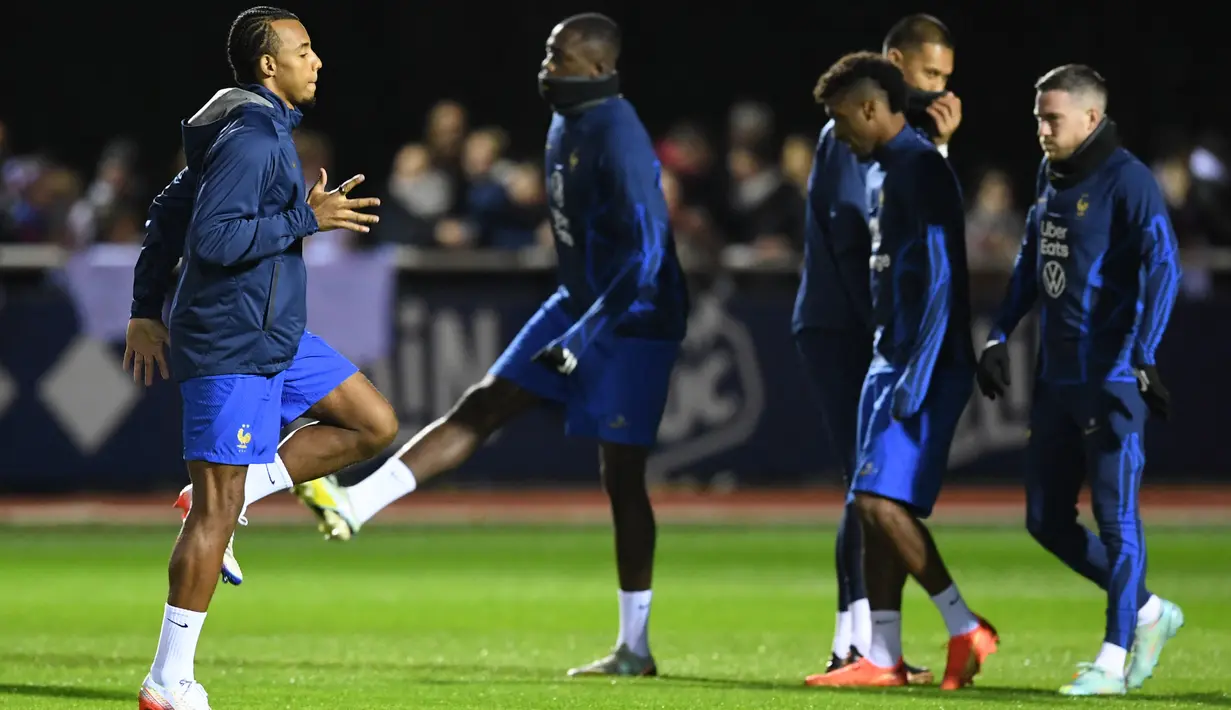 Bek Prancis Jules Kounde (kiri) mengikuti sesi latihan di kamp pelatihan tim di Clairefontaine-en-Yvelines, selatan Paris, Selasa (15/11/2022). Prancis akan melakoni laga perdana grup D melawan Australia pada 23 November 2022. (Bertrand GUAY / AFP)