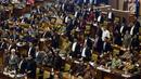 Suasana Anggota DPR melanjutkan Rapat Paripurna setelah melakukan lobi dalam mengambil keputusan Rancangan Undang - Undang (RUU) Pemilu menjadi Undang - undang, Jakarta, Kamis malam (20/7). (Liputan6.com/Johan Tallo)
