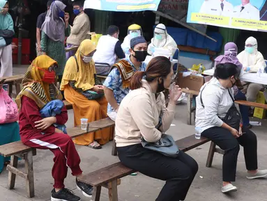 Warga mengikuti Rapid Test Covid-19 yang dilakukan oleh dinkes Provinsi Banten di Pasar Anyar, Tangerang, Selasa (21/4/2020). Rapid Test Covid-19 tersebut merupakan scrining Covid-19 di wilayah Banten agar masyarakat dapat mengetahui apakah positif atau negatif Covid-19. (Liputan6.com/Angga Yuniar)