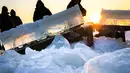 Sejumlah pekerja mengumpulkan es dari Sungai Songhua di Harbin, ibu kota Provinsi Heilongjiang, China timur laut (7/12/2020). Bongkahan es yang dikumpulkan dari Sungai Songhua yang membeku itu akan digunakan sebagai dekorasi kota tersebut. (Xinhua/Wang Song)