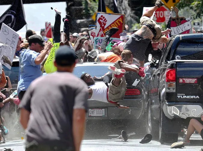 Mobil tabrak demonstran di Charlottesville, Virginia, Amerika Serikat. Nampak sejumlah korban terhempas ke udara akibat laju kencang mobil (AP)