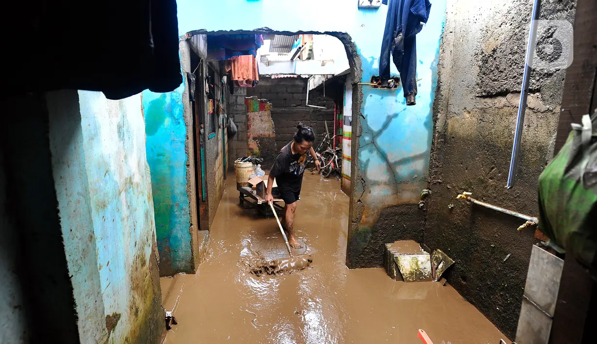 Warga membersihkan rumah usai banjir setinggi tiga meter di RT 05/08, Pejaten Timur, Jakarta Selatan, Senin (10/10/2022) Puluhan RT di DKI Jakarta tergenang banjir akibat luapan Sungai Ciliwung yang terjadi pada dini hari tadi. (merdeka.com/Arie Basuki)