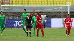 Wasit Prasetyo Hadi mengangkat kartu merah untuk pemain Semen Padang, Marcel Silva Sacramento saat laga melawan Bhayangkara FC di lanjutan Liga 1 Indonesia di Stadion Patriot Candrabhaga, Bekasi, Sabtu (20/5). (Liputan6.com/Helmi Fithriansyah)