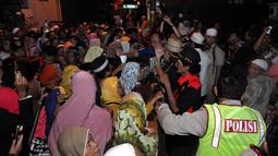 Petugas berjaga saat ratusan orang berdatangan untuk mengikuti acara tahlilan 40 hari meninggalnya Olga Syhaputra di kediaman orang tua Olga di kawasan Duren Sawit, Jakarta, Rabu (6/5/2015). (Liputan6.com/Panji Diksana)