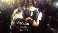 Kerabat Histeris Bacakan Doa Saat Duo Bali Nine Dieksekusi Mati