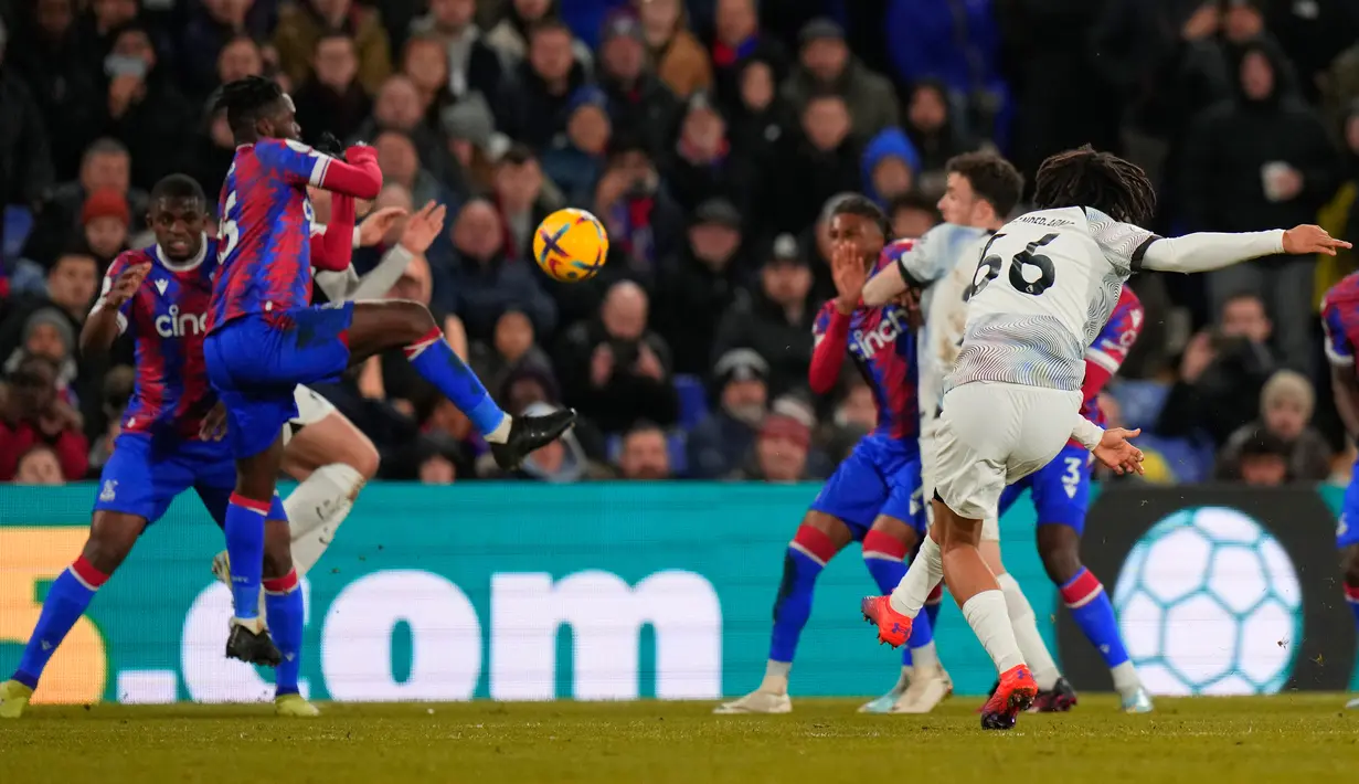 Pemain Liverpool Trent Alexander-Arnold (kanan) berusaha mencetak gol ke gawang Crystal Palace pada pertandingan sepak bola Liga Inggris di Selhurst Park, London, Inggris, 25 Februari 2023. Pertandingan berakhir imbang dengan skor 0-0. (AP Photo/Alastair Grant)