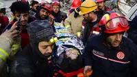 Tim penyelamat mengevakuasi seorang gadis Suriah berusia 12 tahun, Cudi, dari puing-puing bangunan yang hancur di Hatay, Turki, setelah gempa berkekuatan 7,8 melanda tenggara negara itu, Minggu (12/2/2023). Tim penolong mulai kelelahan mencari korban selamat di puing-puing akinbat gempa Turki dan Suriah, ketika korban tewas sudah mencapai 28.000 dan tampaknya akan terus bertambah. (Photo by Yasin AKGUL / AFP)