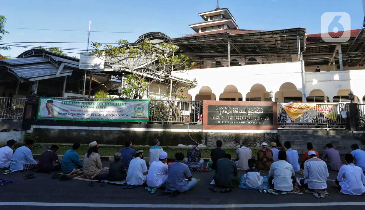 Warga melaksanakan salat Idul Fitri 1441 H berjemaah di Masjid Jami Assa'Dah kebayoran Lama, Jakarta, Sabtu (24/5/2020). Warga yang hendak salat Id diwajibkan untuk menerapkan protokol kesehatan. (Liputan6.com/Johan Tallo)