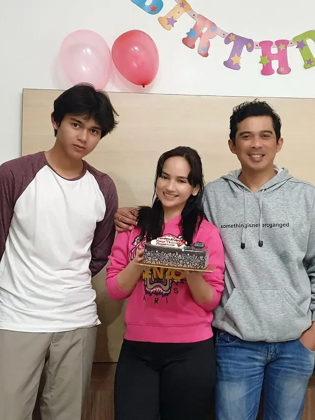 Ziarah ke Makam Saphira Indah, Ini 6 Momen Angelica Simperler Bareng Suami dan Anak Sambung