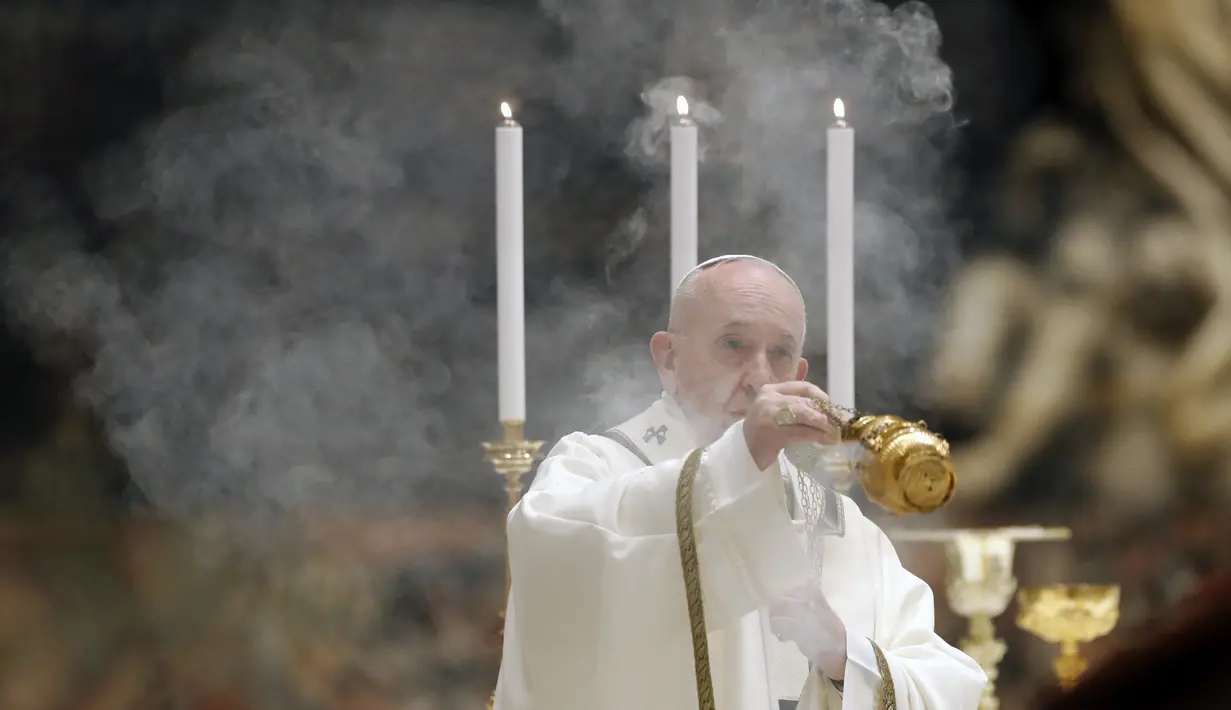 Paus Pimpin Misa Tanpa Jemaat: Paus Fransiskus menyebarkan asap dupa saat memimpin Misa Malam Paskah di Basilika Santo Petrus, Vatikan, Sabtu (11/4/2020). Misa ini tidak dihadiri jemaat karena pandemi virus corona COVID-19. (Remo Casilli/Pool Photo via AP)