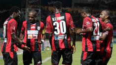 Para pemain Persipura merayakan gol yang dicetak James Koko Lomell ke gawang Persija pada laga Torabika Soccer Championship 2016 di Stadion Mandala, Jayapura, Jumat (29/4/2016). (Bola.com/Nicklas Hanoatubun)