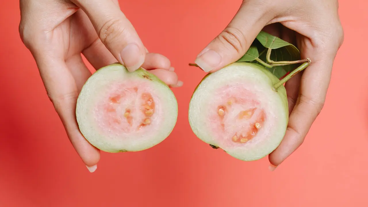 Jambu Biji//copyright pexels/Any Lane