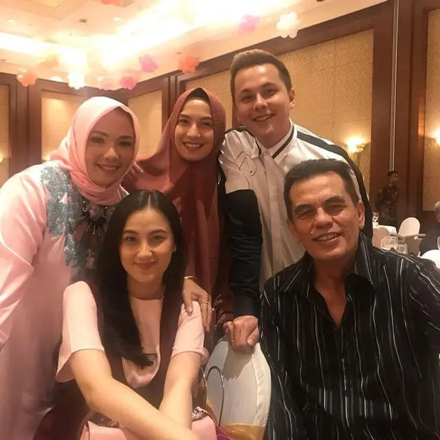 Jarang Tersorot, Ini 6 Potret Kebersamaan Andhika Pratama dan Dua Adiknya