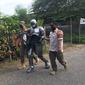 Satpol PP Depok mengamankan PPKS yang mengenakan kostum Robocop di Jalan Juanda, Kota Depok. (Istimewa)