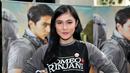 Personel girlband Cherrybelle, Novi saat acara press screening film Romeo+Rinjani di Epicentrum Walk, Kuningan, Jakarta, Selasa (21/4/2015). Film yang mulai tayang 23 April mendatang itu mengekspos keindahan Gunung Rinjani. (Liputan6.com/Panji Diksana)