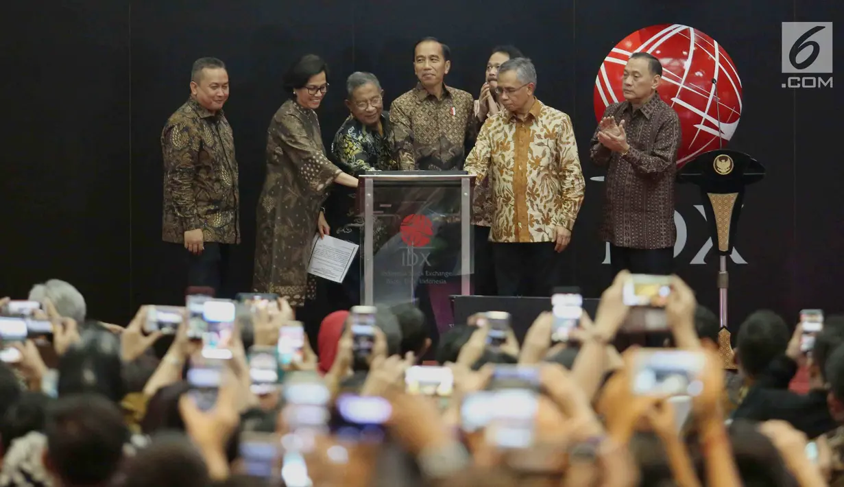 Presiden Joko Widodo (tengah) didampingi Menkeu, Gubernur BI, Menkoperek, Ketua Dewan Komisioner OJK dan Direktur Bursa Efek Indonesia (BEI) saat menutup index saham gabungan 2017 di BEI, Jakarta, Jumat (29/12). (Liputan6.com/Angga Yuniar)