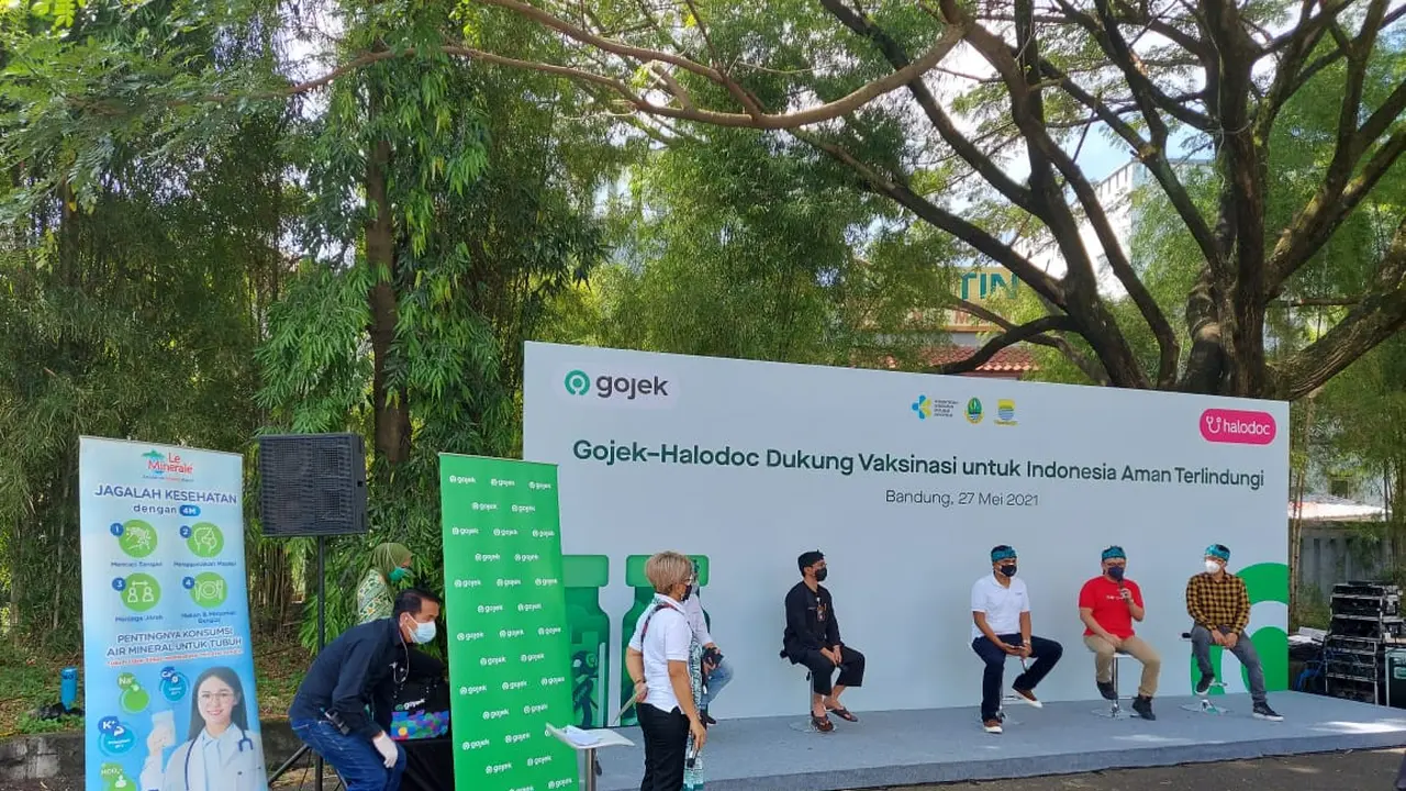 Vaksinasi Drive Thru Bagi Para Lansia