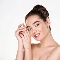 ELEMIS Pro-Collagen, pembersih wajah mewah dengan aroma Black Cherry, Almond, dan Vanilla yang menenangkan. (Foto/Dok: freepik.com/drobotdean)