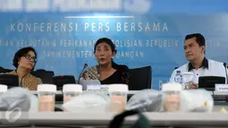 Menteri KKP Susi Pudjiastuti (tengah) memberi keterangan penggagalan penyelundupan benih lobster di Gedung KKP Jakarta, Rabu (26/10). Delapan orang ditetapkan sebagai tersangka dan diperiksa di Direktorat Tipidter Polri. (Liputan6.com/Helmi Fithriansyah)