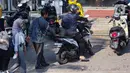 Maraknya juru parkir liar yang ada di minimarket membuat masyarakat Jakarta resah. (Liputan6.com/Angga Yuniar