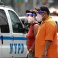 Orang-orang dengan masker dan pelindung wajah berjalan di Times Square di New York, Amerika Serikat (AS), 31 Agustus 2020. Jumlah kasus COVID-19 di AS melampaui angka 6 juta pada Senin (31/8), menurut Center for Systems Science and Engineering (CSSE) di Universitas Johns Hopkins. (Xinhua/Wang Ying)