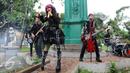 Salah satu adegan dari proses pembuatan video klip 'Bungkam' di Museum Taman Prasasti, Jakarta, Sabtu (23/1/2016). Nuansa gothic begitu kental di video klip 'Bungkam' ini. (Liputan6.com/Herman Zakharia)