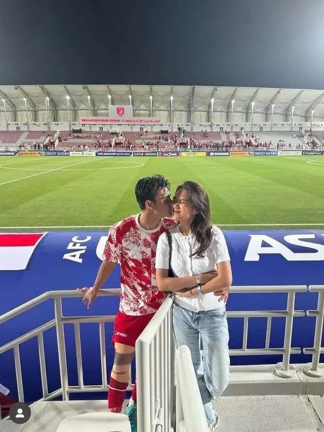 Gaya Kasual ala Anak Jaksel Azizah Salsha saat Beri Dukungan Pratama Arhan di Piala Asia U-23 2024 Qatar