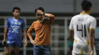 Ekspresi kecewa pelatih PSIM Yogyakarta, Seto Nurdiyantoro saat menghadapi Martapura Dewa United dalam laga perebutan tempat ketiga Liga 2 2021 di Stadion Pakansari, Bogor, Kamis (30/12/2021). (Bola.com/Bagaskara Lazuardi)