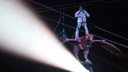 Rapper Travis Scott tampil di panggung di MTV European Music Awards 2017 di London, Minggu (12/11). Travis Scott membuat heboh penonton dengan tampil menaiki replika atau robot burung. (AFP Photo/Ben Stansall)