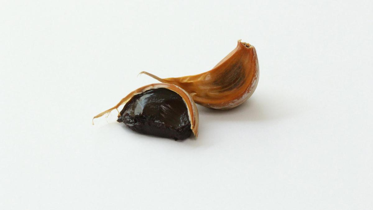 Bawang Hitam: Si 'Superfood' dengan 6 Khasiat Kesehatan Luar Biasa, Lebih Unggul dari Bawang Putih?