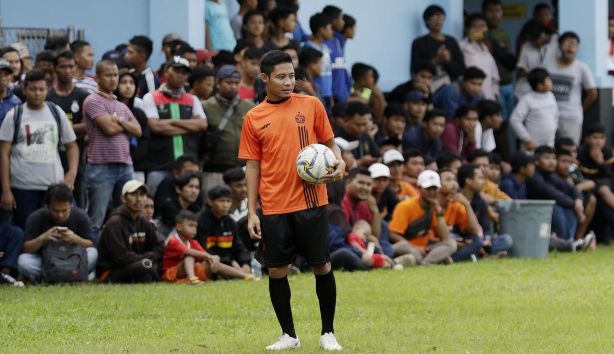 Pemain Persija Jakarta, Evan Dimas, saat latihan di Lapangan Sutasoma, Jakarta, Jumat (17/1/2020). Gelandang Timnas Indonesia ini menjadi rekrutan baru Macan Kemayoran untuk mengarungi Liga 1 musim depan. (Bola.com/M Iqbal Ichsan)