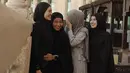Tak hanya penggemar, warganet pun banyak yang memuji penampilan mereka. Menyebut bahwa keempatnya semakin cantik dan bersinar dalam balutan hijab syar'i. Penampilan mereka juga menunjukkan kedamaian dan kebahagiaan selama beribadah di Tanah Suci. (Liputan6.com/IG/@aaliyah.massaid)