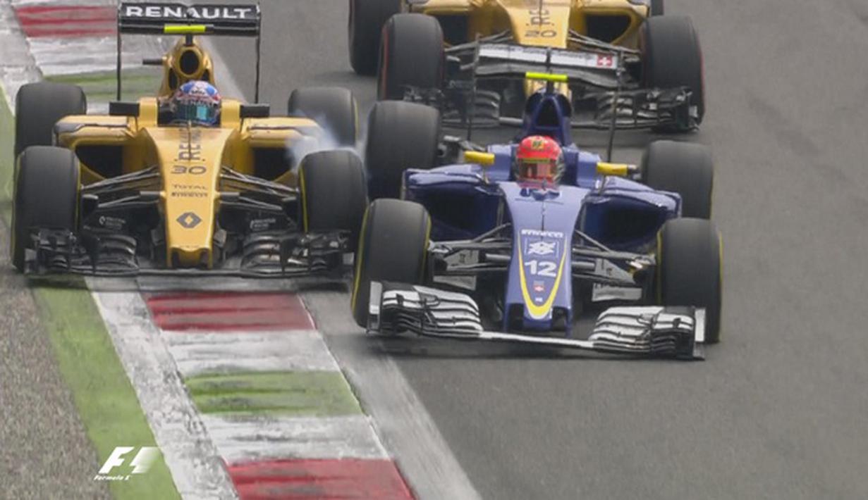 Pebalap Renault, Jolyon Palmer (kiri), bersenggolan dengan pebalap Sauber, Felipe Nasr, saat balapan F1 GP Italia baru memasuki lap ke-2 di Sirkuit Monza, Italia, Minggu (4/9/2016). (Bola.com/Twitter/F1)