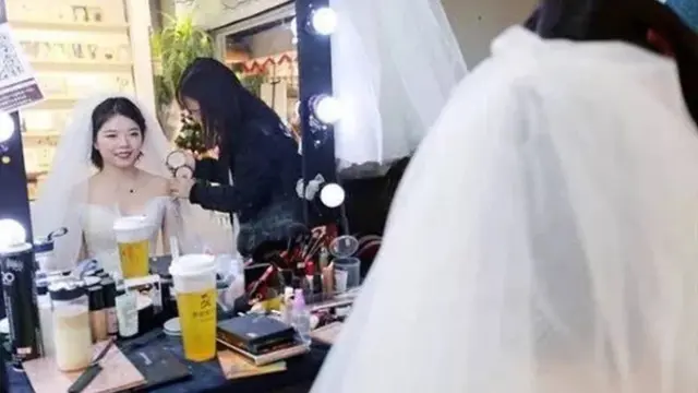 Beda dari Lainnya, Wanita Ini Lamar Pacarnya Pakai Akta Rumah dan Mobil Baru