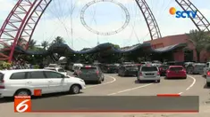 Salah satu wahana favorit para keluarga adalah beach pool atau pantai. Di libur akhir pekan ini, pantai Ancol didominasi anak-anak yang asik bermain pasir dan berenang.