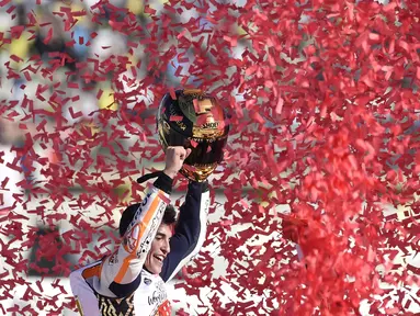 Marc Marquez merayakan keberhasilannya meraih gelar juara MotoGP 2017 usai balapan MotoGP Valencia di Ricardo Tormo Circuit, Cheste, (12/11/2017). Gelar tersebut merupakan yang keempat buat Marquez.  (AFP/Jose Jordan)