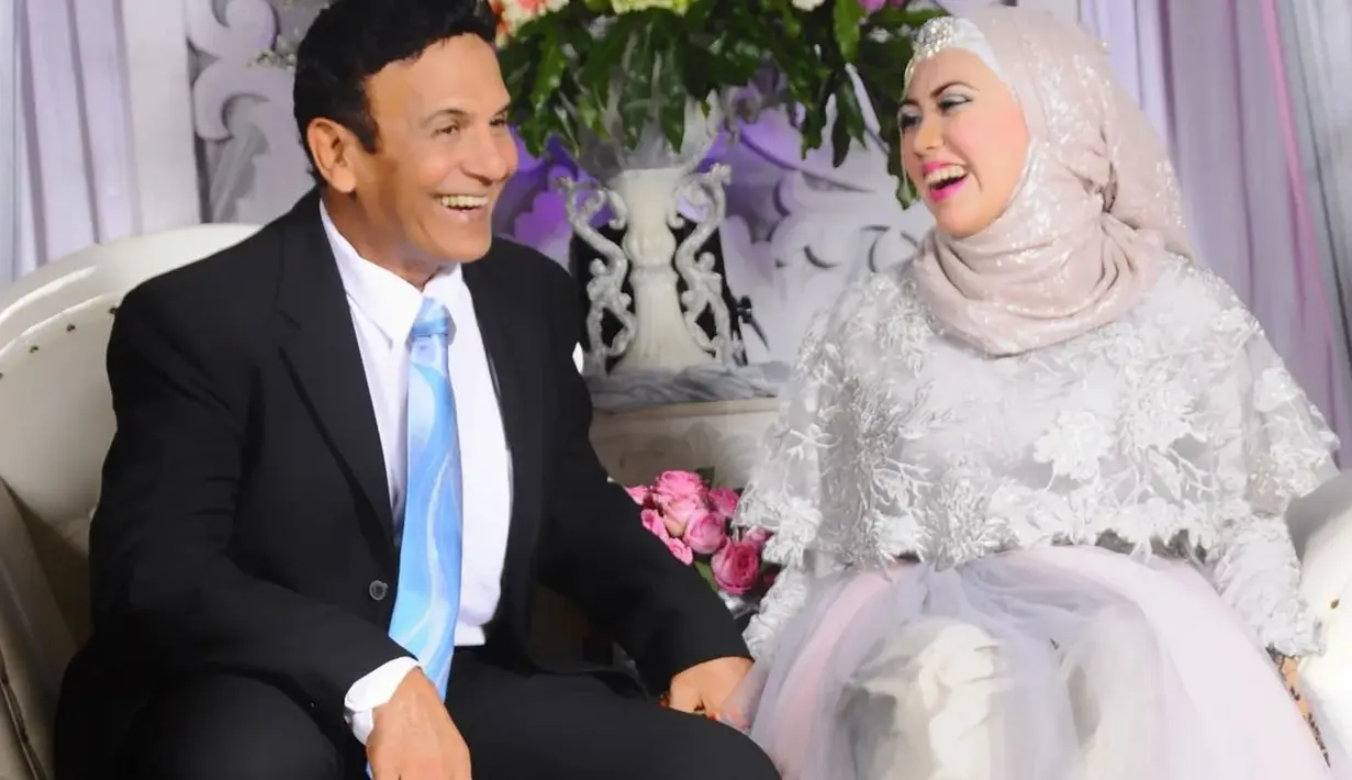 Bak ayah dan anak, pasangan ini menikah pada 6 September 2014 silam. Potret keduanya bahagia saat menikah sembilan tahun silam. Pernikahan pasangan ini sempat menjadi perbincangan karena perbedaan usia yang sangat jauh. [Instagram/santiasokamala]