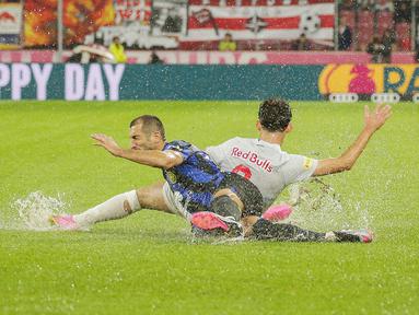 Pemain Inter Milan, Henrikh Mkhitaryan (kiri) berebut bola dengan pemain RB Salzburg, Dijon Kameri pada laga uji coba pramusim di Red Bull Arena, Austria, 10 Agustus 2023 WIB. (AFP/APA/Krugfoto)
