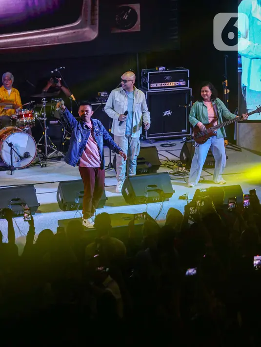 Saat grup band yang tahun depan genap berusia 31 tahun ini naik pentas, penonton langsung menyeruak ke depan panggung. (Liputan6.com/Angga Yuniar)