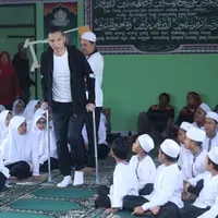 Edison Wardhana menjadi pusat perhatian publik, lantaran ia mengalami kecelakaan saat melakukan aksi sulap bersama Demian Aditya. Kini keadaan, pria yang akrab disapa Echon itu sudah membaik. (Nurwahyunan/Bintang.com)