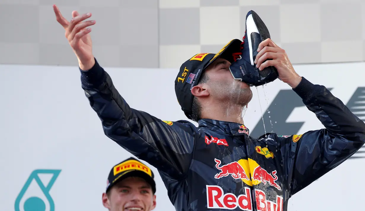 Pebalap Red Bull Racing asal Australia, Daniel Ricciardo merayakan kemenangannya saat menjuarai GP Malaysia di Sirkuit Sepang, Minggu (2/10). (REUTERS/ Edgar Su)