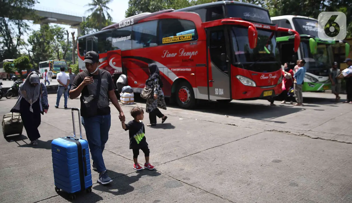 Calon penumpang bersiap memasuki bus di Terminal Kampung Rambutan Jakarta, Kamis (24/3/2022). Pemerintah memastikan bahwa masyarakat diperbolehkan mudik Lebaran tahun 2022 dengan syarat sudah mendapatkan vaksin dosis lengkap dan ketiga atau booster. (Liputan6.com/Herman Zakharia)