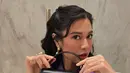 Pamer tas Dior Montaigne seharga Rp59 juta, Dian tampil playful dengan half ponytail dan aksesori mutiara [@therealdisastr]