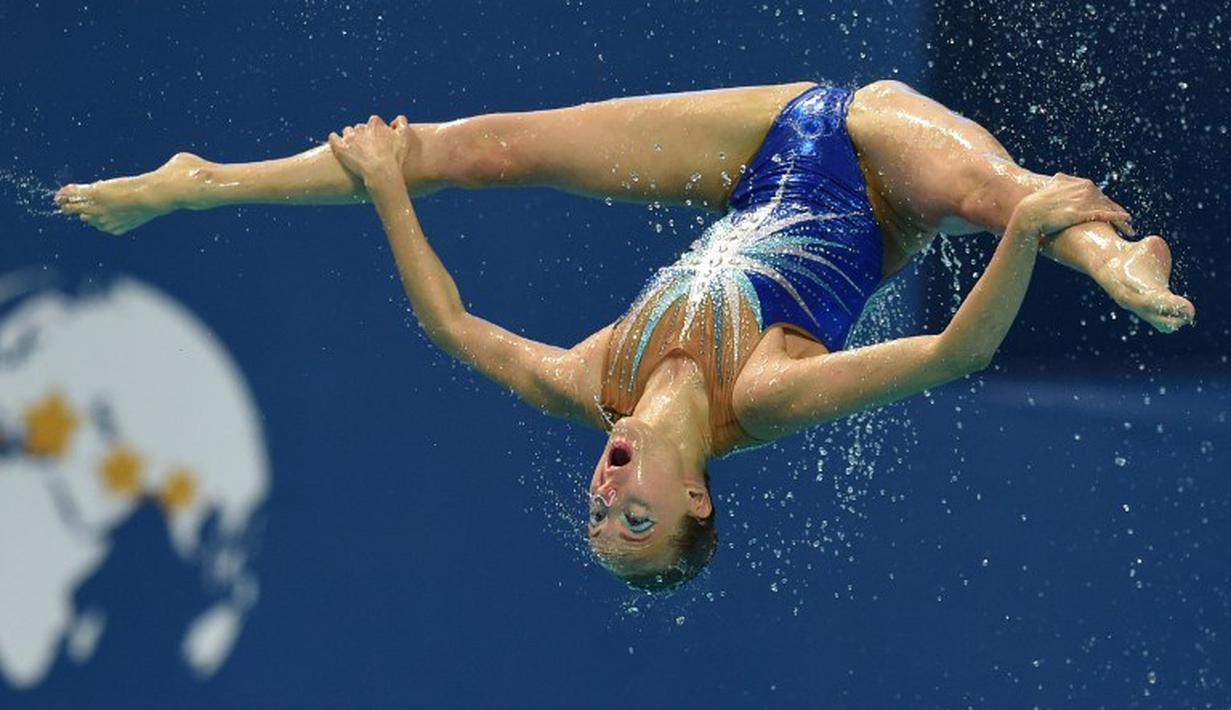 Tim putri Rusia berlomba di nomor final Team Free renang indah Kejuaraan Dunia Akuatik 2015 di Kazan, Rusia. (31/7/2015). (AFP Photo/Christophe Simon)