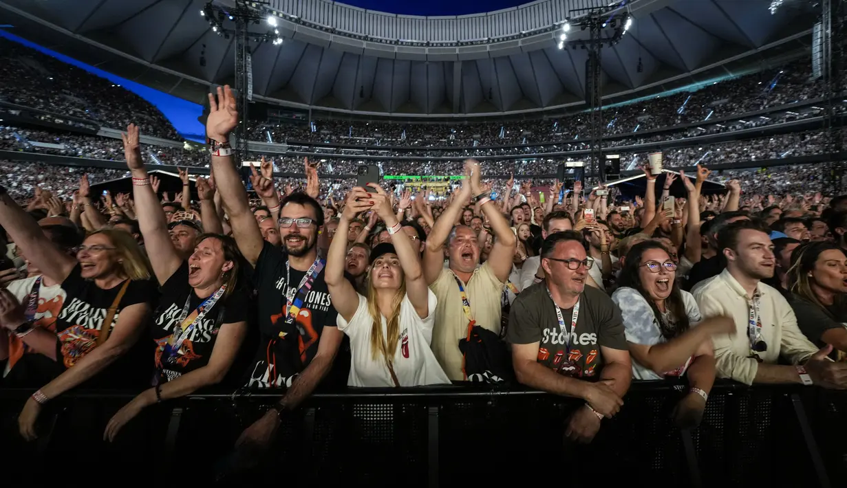 Penonton bersorak saat The Rolling Stones tampil pada tur Sixty Stones Europe 2022 di Stadion Wanda Metropolitano, Madrid, Spanyol, 1 Juni 2022. (AP Photo/Manu Fernandez)