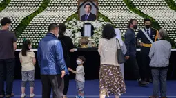 Para pelayat memberikan penghormatan mereka di sebuah altar peringatan untuk almarhum Wali Kota Seoul Park Won-soon di Seoul City Hall Plaza, Sabtu (11/7/2020). Kematian mendadak Wali Kota Seoul, yang dilaporkan terlibat dalam tuduhan pelecehan seksual, menjadi sorotan publik. (Ed JONES / AFP)