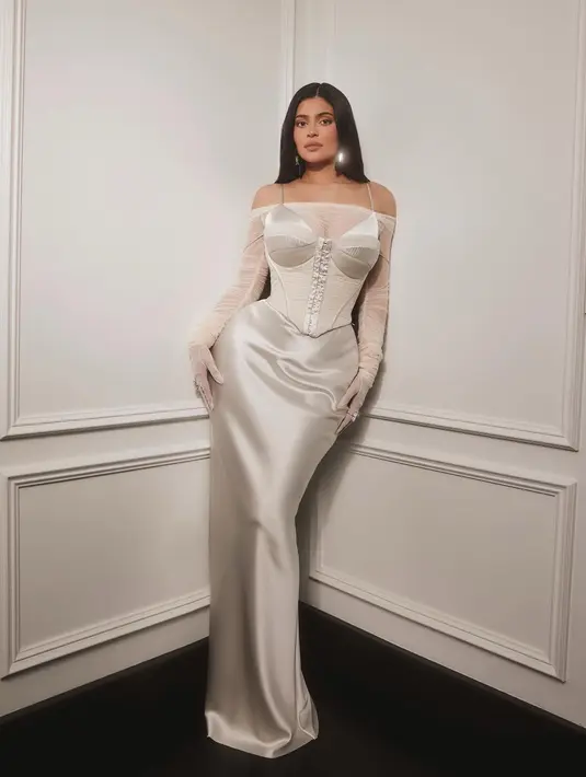 <p>Tak kalah menarik, gaun berbahan satin sangat pas dikenakan. Lekuk tubuhnya yang indah semakin terlihat. [Instagram/kyliejenner] Penulis: Mufiidaanaiilaa A.S</p>